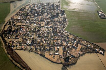 La tropicalización de los océanos conlleva un mayor índice de evaporación y, por tanto, un aumento de la nubosidad, lo que facilita la formación de fuertes tormentas y otros fenómenos meteorológicos. Las inundaciones han aumentado ya su frecuencia y voracidad en los últimos años como consecuencia del cambio climático. Y seguirán haciéndolo. Habrá más olas de calor o más veranos sofocantes con noches tórridas y un aumento de las precipitaciones de carácter torrencial.