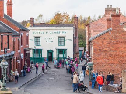 Visitantes en el Black Country Living Museum, una recreación del Birmingham de finales del siglo XIX y principios XX que ha sido el plató de rodaje principal de la serie 'Peaky Blinders'.