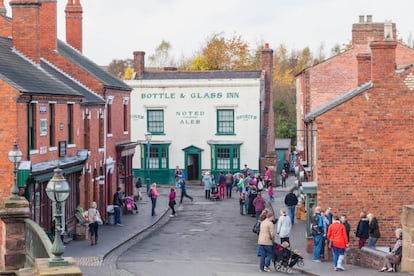 Visitantes en el Black Country Living Museum, una recreación del Birmingham de finales del siglo XIX y principios XX que ha sido el plató de rodaje principal de la serie 'Peaky Blinders'.