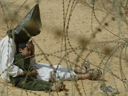 Un prisionero iraquí abraza a su hijo en un campo de prisioneros de Estados Unidos en An Najaf, en 2003.