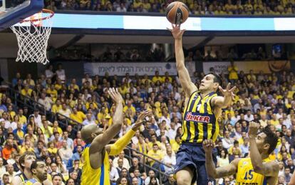 El griego del Fenerbahce Zisis anota ante jugadores del Maccabi.