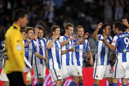 Agirretxe recibe las felitaciones de sus compa&ntilde;eros tras su gol, el primero de la Real.