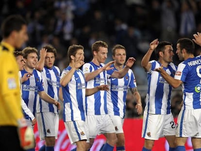 Agirretxe recibe las felitaciones de sus compa&ntilde;eros tras su gol, el primero de la Real.