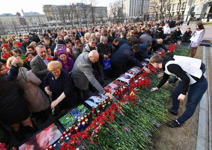 Miles de personas se han manifestado contra del terrorismo en San Petersburgo tras las bombas del pasado 3 de abril.