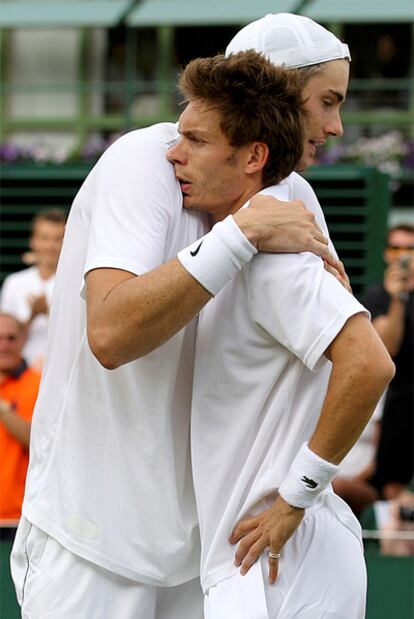 John Isner, de Estados Unidos, y Nicolas Mahut, de Francia, tras el partido de Wimbledon.