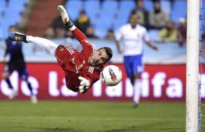 Roberto realiza una parada durante el partido que ha perdido el Zaragoza ante el Rayo por 1 a 2