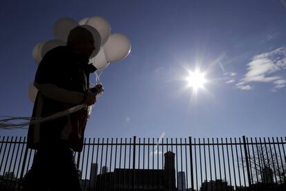 En memoria de las víctimas se organizó la "Caminata Escolar Nacional", con una duración de 17 minutos, un minuto por cada persona asesinada en Parkland. En la imagen, un gerente de la escuela secundaria James Ferris camina con 17 globos antes del paro de estudiantes para exigir acciones contra la violencia con armas de fuego en Nueva Jersey, el 14 de marzo de 2018.