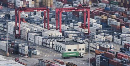 Porto de mercadorias de Yangshan, ao sul de Xangai.