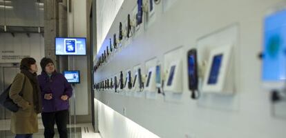 Clientes en una tienda de telefon&iacute;a e Internet.