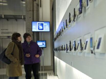 Clientes en una tienda de telefonía e Internet.