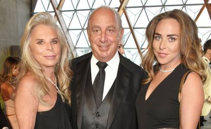 De izquierda a derecha Tina Green, Sir Philip Green y su hija Chloe Green en Cannes en mayo de 2017.