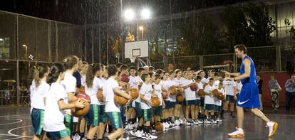 Pau Gasol a la pista on va començar a jugar de nen.