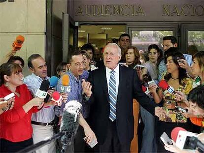 El ex presidente del PNV Xabier Arzalluz responde a los periodistas a la salida de la Audiencia Nacional.