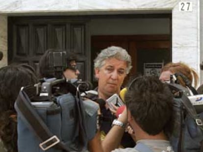 El abogado José Ramón Cantalejo atiende a los medios en Roquetas.