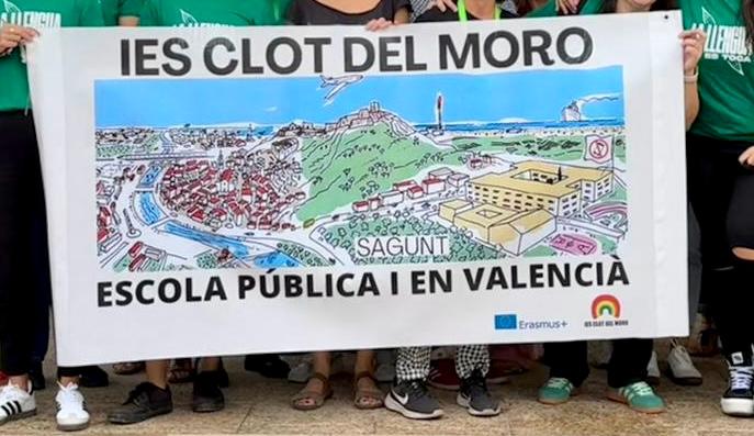Pancarta en defensa del valenciano del IES Clot del Moro en una imagen cedida.