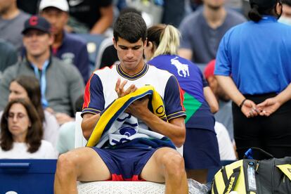 Carlos Alcaraz, durante una de las pausas del partido contra Gojowczyk en Nueva York.