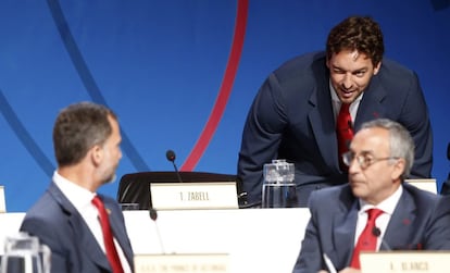 Pau Gasol charla con el Principe Felipe y Alejandro Blanco.