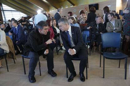 El lehendakari Iñigo Urkullu habla con Jonan Fernández en febrero de 2016, en un acto de reconocimiento a víctimas de abusos policiales.