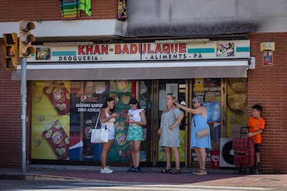 Vecinos junto a una tienda de alimentación en Vila en Polinyà (Barcelona).