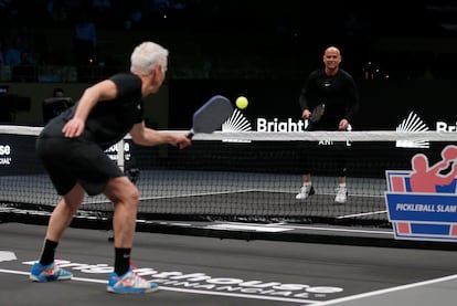 John McEnroe y Andre Agassi jugando al pickleball el pasado 4 de febrero de 2024.