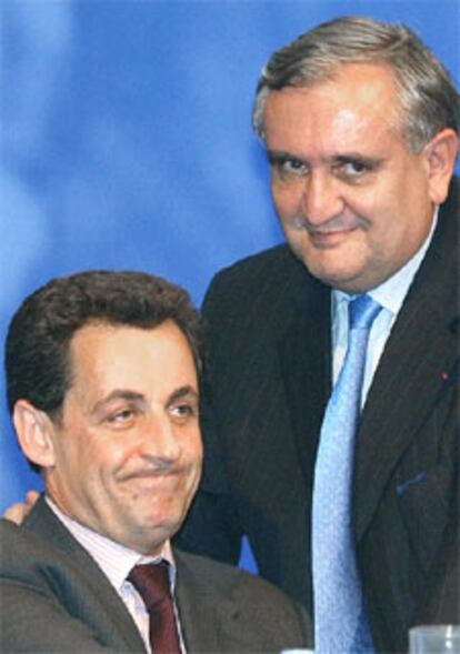 Raffarin, a la derecha, junto a Sarkozy en una imagen de archivo.