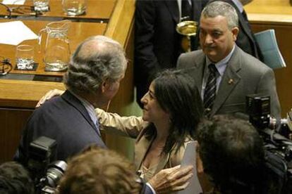 Juan María Atutxa felicita a su compañera de partido Izaskun Bilbao en presencia del socialista Miguel Buen.