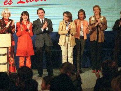 Teófila Martínez, María Elena Bustillo y José María Aznar, ayer, junto a otras dirigentes del PP.