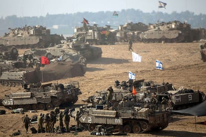 Tanques israelíes en la zona de despliegue cerca de la frontera de Israel con la Franja de Gaza.