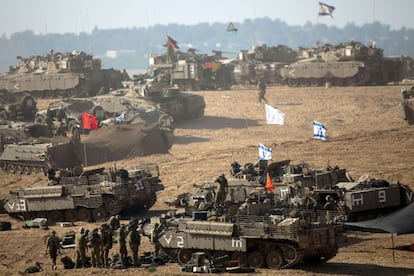 Tanques israelíes se reúnen en la zona de despliegue cerca de la frontera de Israel con la Franja de Gaza.