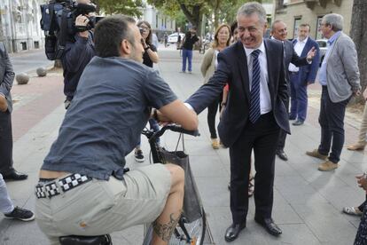 El lehendakari y candidato a la reelección por el PNV, Íñigo Urkullu, saluda a un simpatizante durante un acto electoral en Vitoria sobre "gestión eficaz".