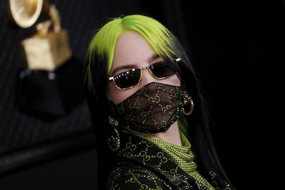 Billie Eilish, en la gala de los Grammy en enero pasado, con una mascarilla ornamental de Gucci.