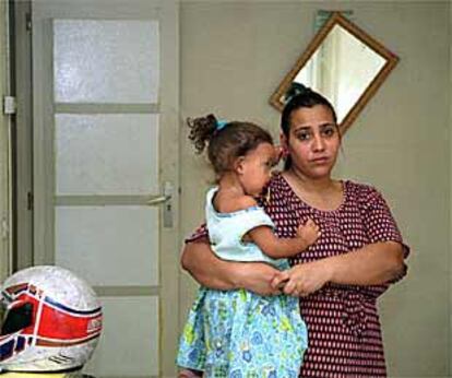 Elena Nieto Montes, con su hija en brazos en su vivienda del distrito de Latina.