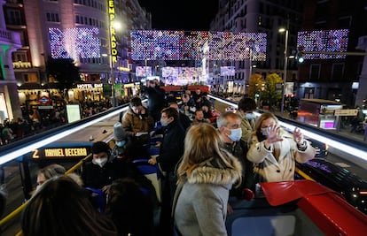 El alcalde madrileño, José Luis Martínez Almeida, inaugura el autobús Naviluz tras el encendido de las luces navideñas este viernes en Madrid.