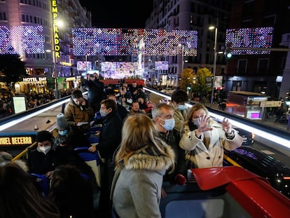El alcalde madrileño, José Luis Martínez Almeida, inaugura el autobús Naviluz tras el encendido de las luces navideñas este viernes en Madrid.