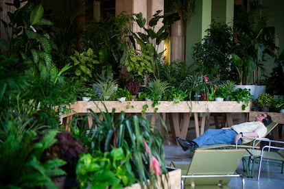 Un hombre descansa en el refugio climático del Círculo de Bellas Artes en Madrid.