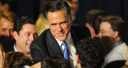 Mitt Romney saluda a sus simpatizantes tras conocerse los resultados en Iowa.