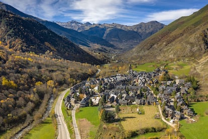 Garós (Lleida, Cataluña). Entre las montañas del Pirineo catalán se encuentra este pueblo situado en la ruta del Alto Arán. Una villa montañera que apenas cuenta con 100 habitantes y que ha sabido hacer de ello una virtud. Ofrece un turismo patrimonial y de naturaleza para aquellos que quieran huir de las grandes aglomeraciones y multitudes. Uno de sus principales atractivos son sus calles, que ayudan a descubrir la arquitectura de la zona. Destaca su iglesia parroquial de San Julián, construida en el siglo XII. Además, para los amantes del esquí, a menos de tres kilómetros se encuentra la estación de Baqueira Beret.