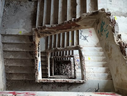 Estado de una de las escaleras del edificio.