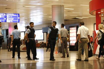 Policías patrullan por el aeropuerto internacional de Atatürk en Estambul.