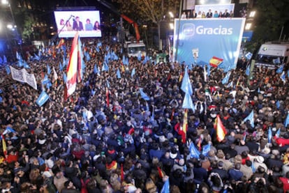 La cúpula del PP, con Mariano Rajoy a la cabeza, celebraba anoche la victoria del PP ante miles de afiliados y seguidores del PP en la calle de Génova.
