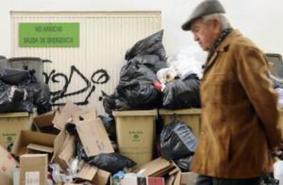 Más de 6.000 toneladas de residuos acumulados en las calles de Sevilla después de diez días de huelga de los trabajadores del servicio de recogida de basura.