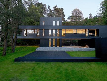 Una más en el bosque. Al norte de Bergen, las casas que conviven con la del arquitecto Todd Saunders son de madera, que se ennegrece con el tiempo y se integra en el paisaje.