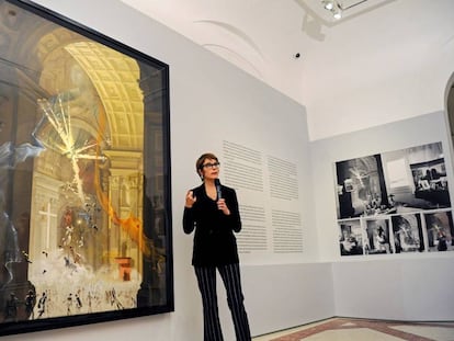 Montse Aguer, directora de los Museos Dalí, ante 'Explosión de fe mística'.