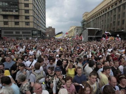 Participantes en la manifestación contra el gobierno hoy martes.
