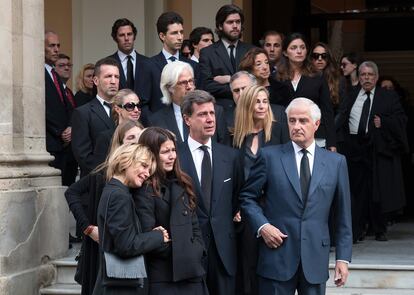 Los familiares lloran al ver salir el féretro con los restos mortales de la duquesa de Alba, del Ayuntamiento de Sevilla.