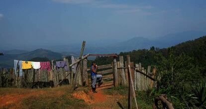 Un miembro de las FARC realiza una llamada telef&oacute;nica en Los Robles, Colombia.