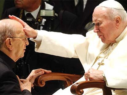 El papa Juan Pablo II bendice a Marcial Maciel durante una audiencia especial en noviembre de 2004.