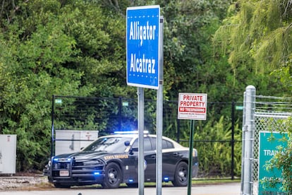 La policía vigila la entrada de Alligator Alcatraz, el 10 de agosto de 2025.