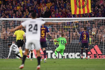 Rodrigo Moreno (a la izquierda) marca el segundo gol del Valencia.