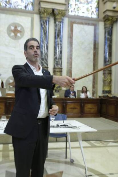 Eneko Goia, con el bastón de mando como alcalde de San Sebastián.